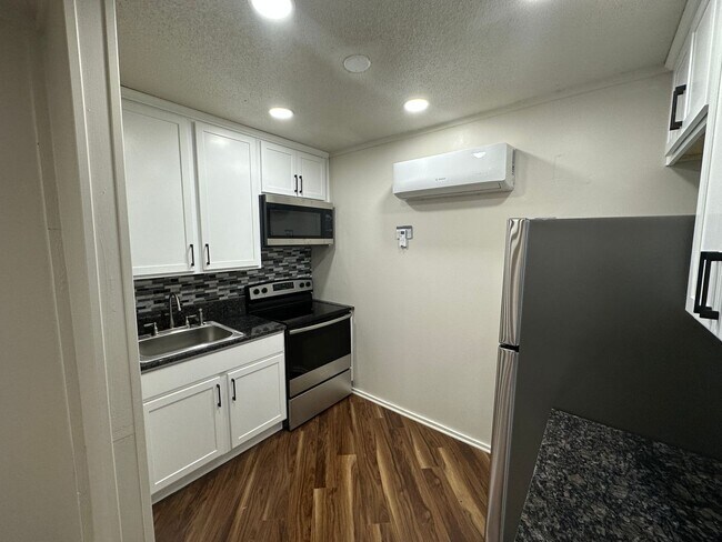 411 Lindsay Rd in Clemson, SC - Foto de edificio - Building Photo