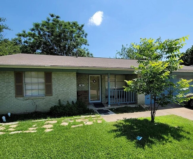 property at 2408 Lincoln St