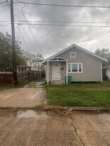 1208 Pine St in Baytown, TX - Building Photo