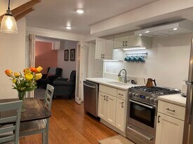 2411 SE Main St, Unit Hawthorne Apt in Portland, OR - Building Photo