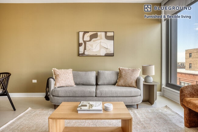 1035 W Van Buren St in Chicago, IL - Building Photo - Building Photo