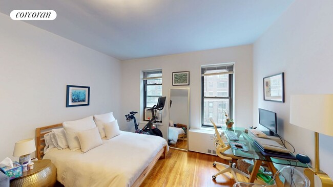 339 E 57th St in New York, NY - Building Photo - Building Photo