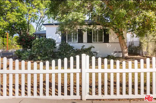 17900 Hatteras St in Los Angeles, CA - Building Photo - Building Photo