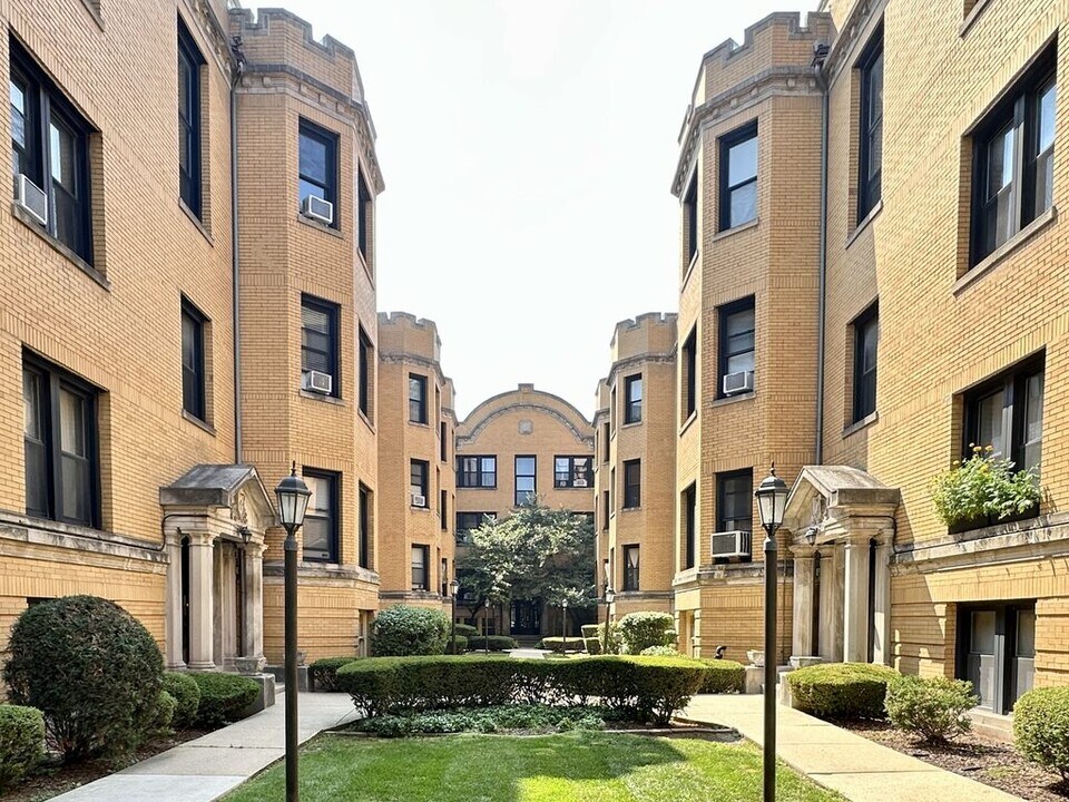 2428 N Sawyer Ave in Chicago, IL - Building Photo