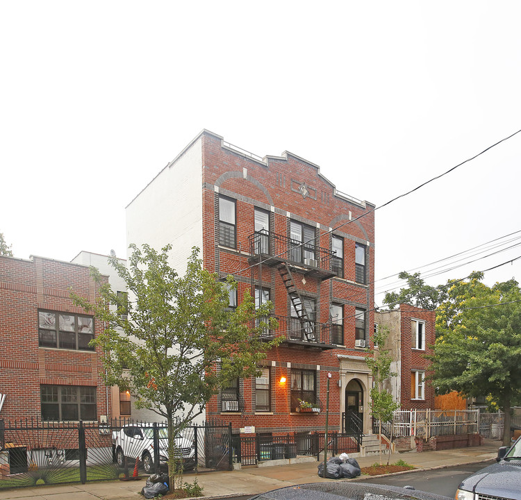 439 Montauk Ave in Brooklyn, NY - Building Photo