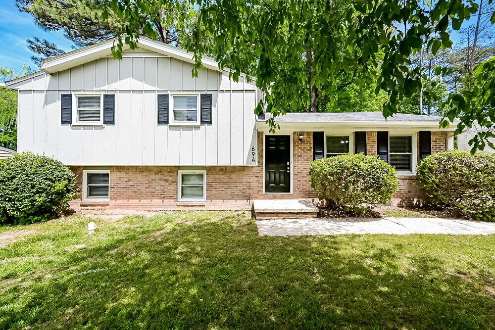 694 Dixon Rd in Jonesboro, GA - Building Photo