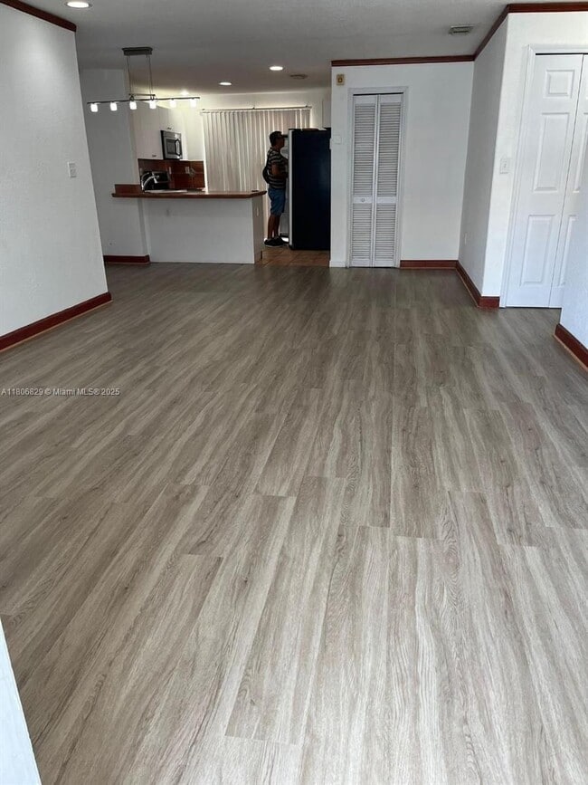 5725 NW 109th Ave in Doral, FL - Building Photo - Building Photo
