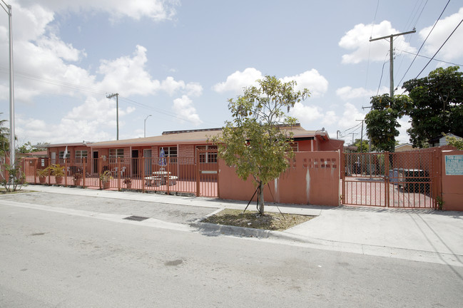 825 SE 7th Ave in Hialeah, FL - Building Photo - Building Photo