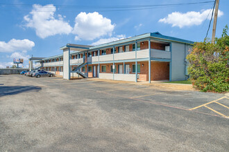 Meadowview Apartments in Paris, TX - Building Photo - Building Photo