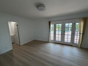 9660 Vanalden Ave in Northridge, CA - Foto de edificio - Building Photo