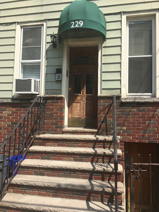 229 Clinton St in Hoboken, NJ - Building Photo