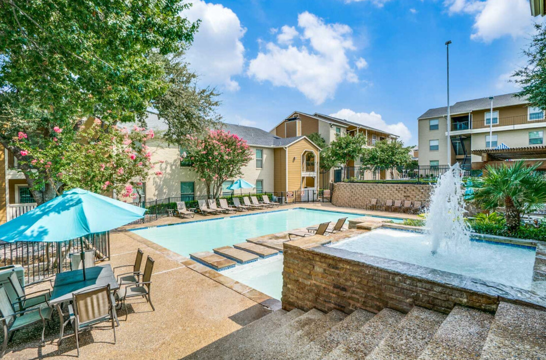 Riviera Apartment Homes in Dallas, TX - Building Photo