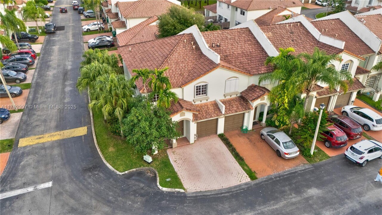 5145 NW 116th Ct in Doral, FL - Foto de edificio