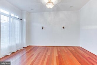 18353 Fairway Oaks Square in Leesburg, VA - Building Photo - Building Photo