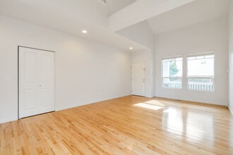 5202 S 214th Way in Kent, WA - Foto de edificio - Building Photo