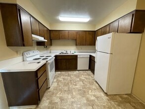 463 NW Cecil Ave in Roseburg, OR - Building Photo - Building Photo