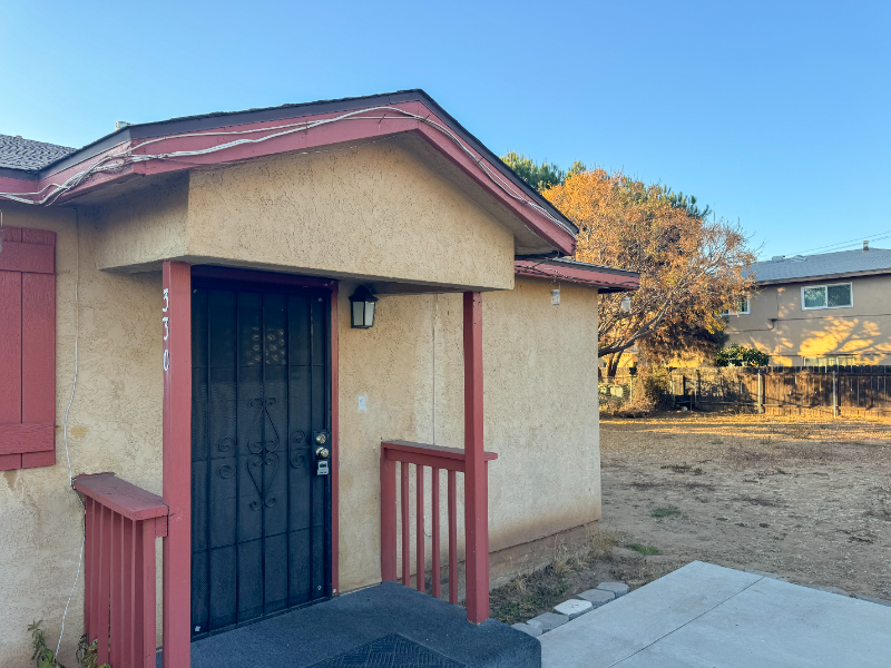 330 W Cypress Ave in El Cajon, CA - Building Photo