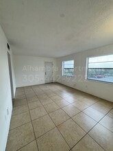 Alhambra Apartments in Miami, FL - Foto de edificio - Building Photo