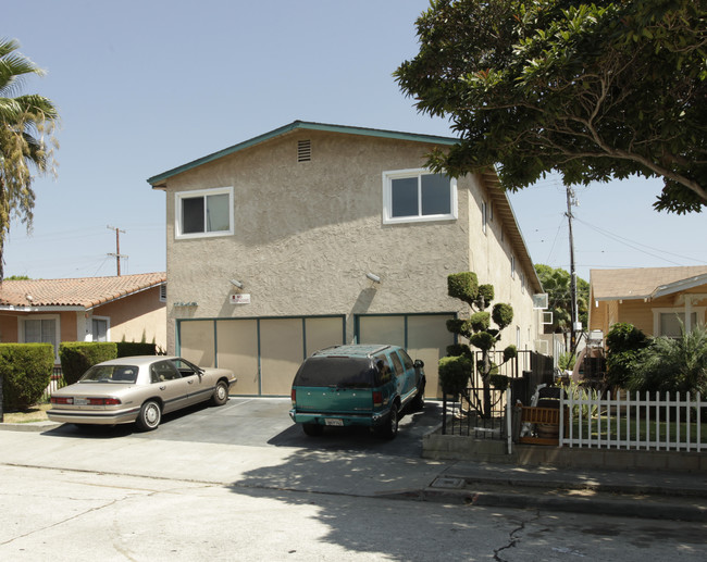 7948 Comstock Ave in Whittier, CA - Foto de edificio - Building Photo