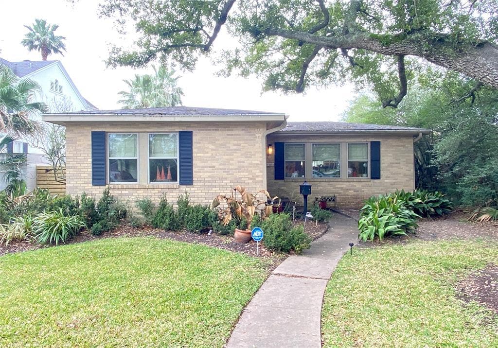 45 Cedar Lawn Cir in Galveston, TX - Building Photo