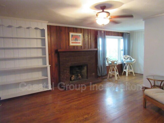 1537 E Ocean View Ave in Norfolk, VA - Building Photo - Building Photo