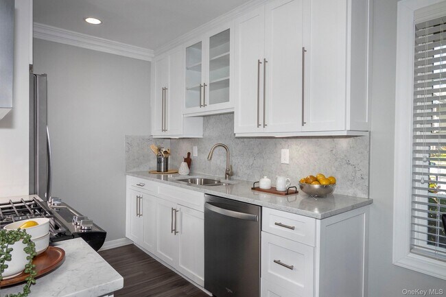 310 Saddle Rock Rd in Holbrook, NY - Building Photo - Building Photo