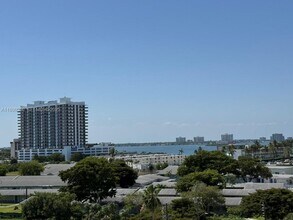 7501 E Treasure Dr in North Bay Village, FL - Building Photo - Building Photo