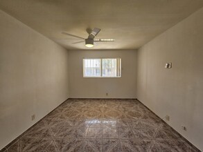 575 S Royal Crest Cir in Las Vegas, NV - Building Photo - Building Photo