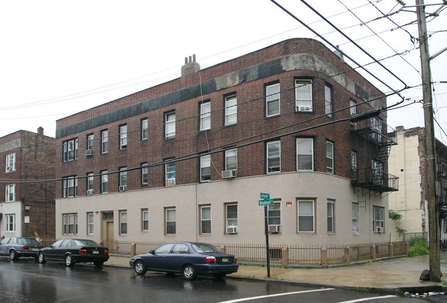 215 Woodward St in Jersey City, NJ - Building Photo - Building Photo