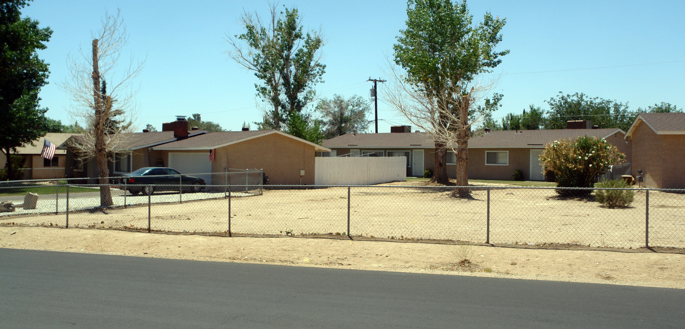 15701 Sago Rd in Apple Valley, CA - Foto de edificio