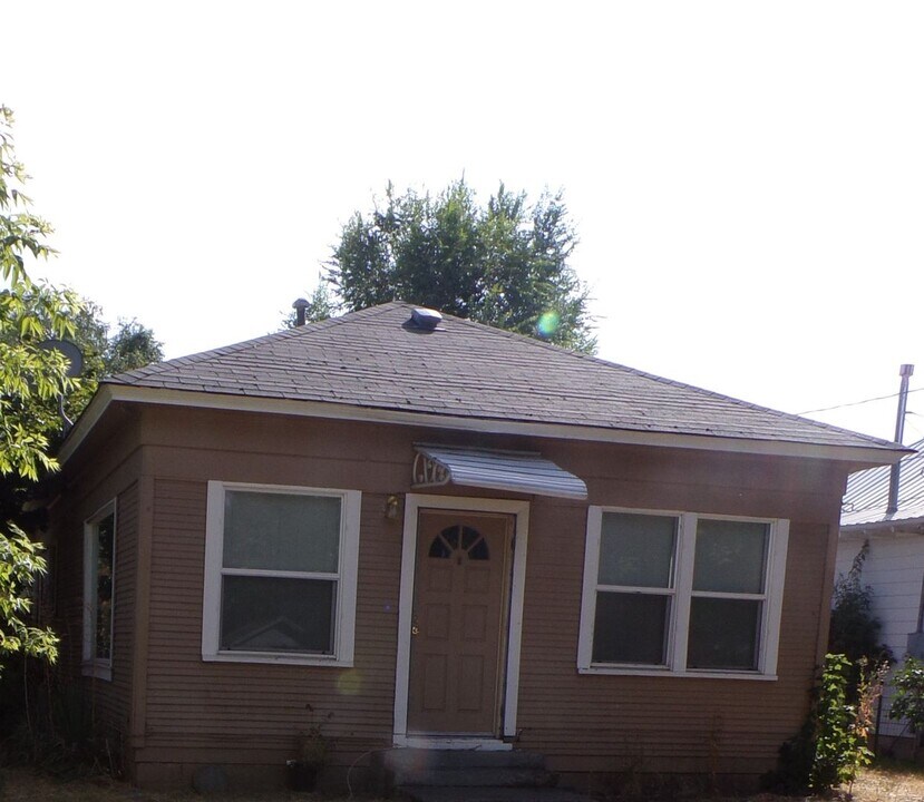 1904 E O Ave in La Grande, OR - Building Photo