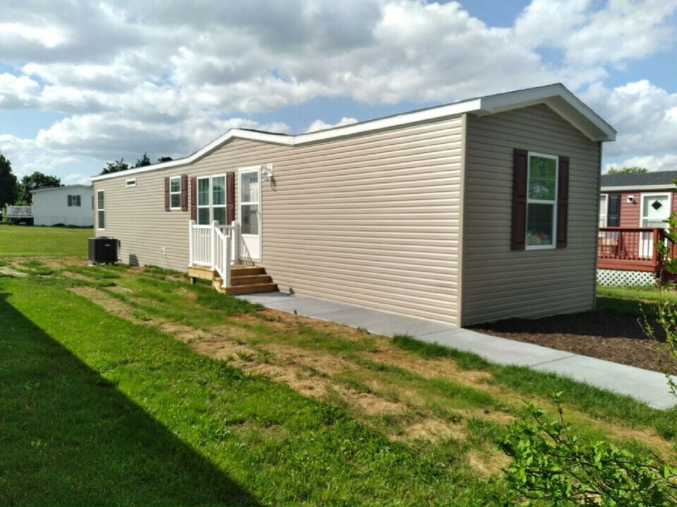 102 W Fowler Dr in Winchester, VA - Building Photo