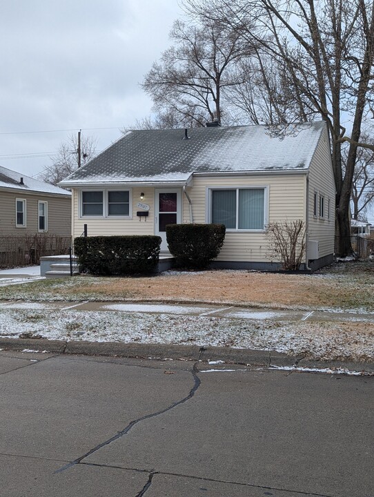 29147 Tawas St in Madison Heights, MI - Foto de edificio