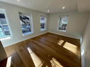 16 Fleet St, Unit 3 in Boston, MA - Foto de edificio - Building Photo