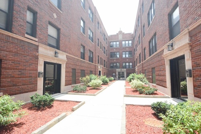 property at 2206 W Eastwood Ave