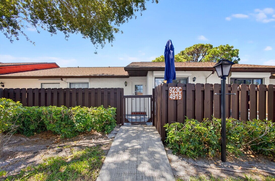 4919 Sable Pine Cir in West Palm Beach, FL - Foto de edificio