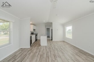 106 S Pacific Ave in Iowa Park, TX - Building Photo - Building Photo