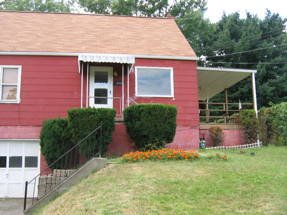 715 Grant Ave Ext in Pittsburgh, PA - Foto de edificio