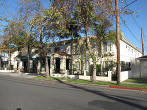 Petrol East in Paramount, CA - Foto de edificio - Building Photo