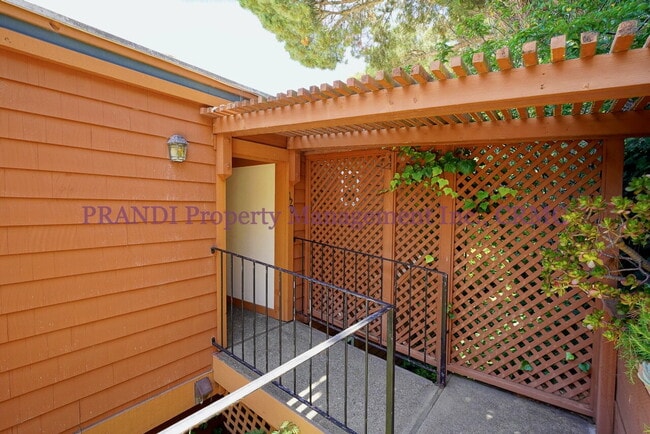 120 Stanford Way in Sausalito, CA - Building Photo - Building Photo