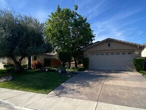 11826 Grecian Laurel St in Bakersfield, CA - Building Photo - Building Photo
