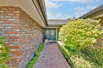 5453 Lockhurst Dr in Los Angeles, CA - Building Photo - Building Photo