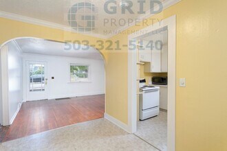 9037 NE Humboldt St in Portland, OR - Building Photo - Building Photo