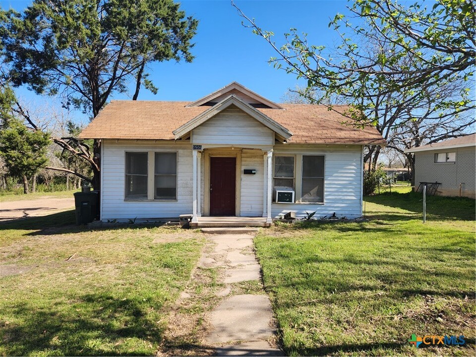 1806 W Avenue H in Temple, TX - Building Photo