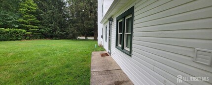 472 Buckelew Ave in Monroe Township, NJ - Building Photo - Building Photo