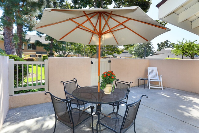7912 Rainbow Cir in Huntington Beach, CA - Building Photo - Building Photo
