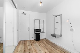 335 Pacific Ave, Unit 26 in Long Beach, CA - Foto de edificio - Building Photo