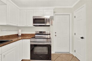 9312 SW 182nd St in Palmetto Bay, FL - Building Photo