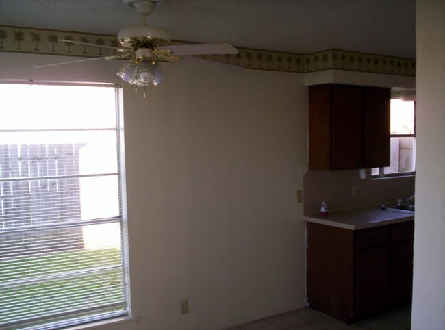 5 Dallas Ct in Angleton, TX - Foto de edificio - Building Photo