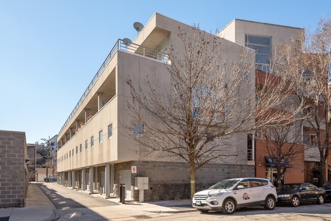 property at 943 W Huron St